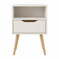 Comodino rettangolare con 1 cassetto e vano aperto in MDF bianco frontale scanalato e gambe in legno naturale 45 x 35 x 55 cm