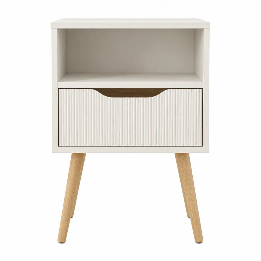 Comodino rettangolare con 1 cassetto e vano aperto in MDF bianco frontale scanalato e gambe in legno naturale 45 x 35 x 55 cm