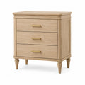 Comodino rettangolare con 3 cassetti in MDF effetto rovere naturale chiaro con gambe in legno e maniglie color ottone 50 x 40 x 60 cm