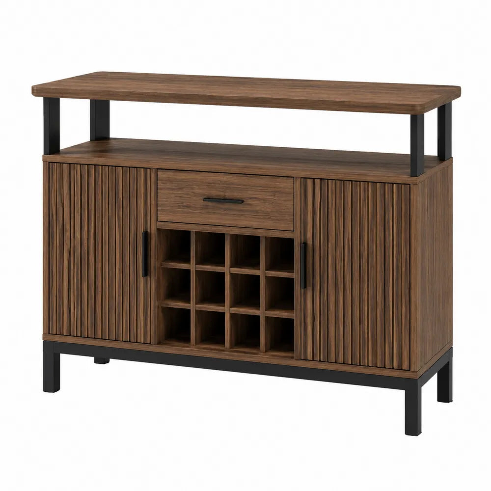 Credenza buffet 120 x 40 x 95 cm in MDF impiallacciato noce con ante scorrevoli a doghe cassetto centrale e portabottiglie in legno e struttura in metallo nero